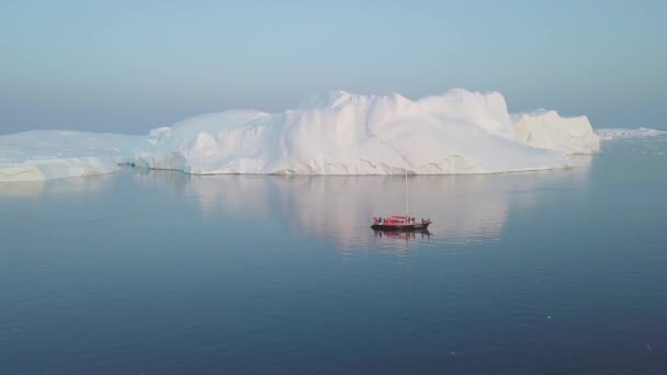 Liten Båt Bland Isberg Segelbåt Cruising Bland Flytande Isberg Disko — Stockvideo