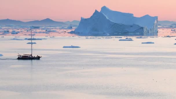 Pequeno Barco Entre Icebergs Veleiro Que Navega Entre Icebergs Flutuantes — Vídeo de Stock