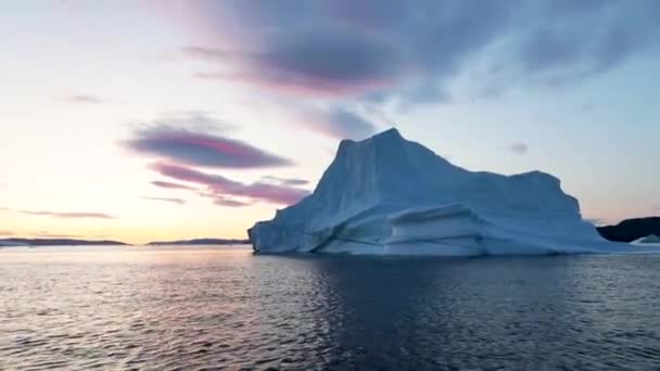 Огромные Айсберги Различных Форм Заливе Диско Западная Гренландия Источник Находится — стоковое видео