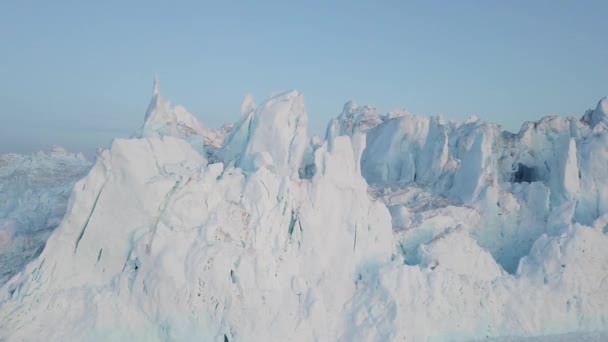 Τεράστια Παγόβουνα Διαφόρων Μορφών Στο Ντίσκο Μπέι Της Δυτικής Γροιλανδίας — Αρχείο Βίντεο