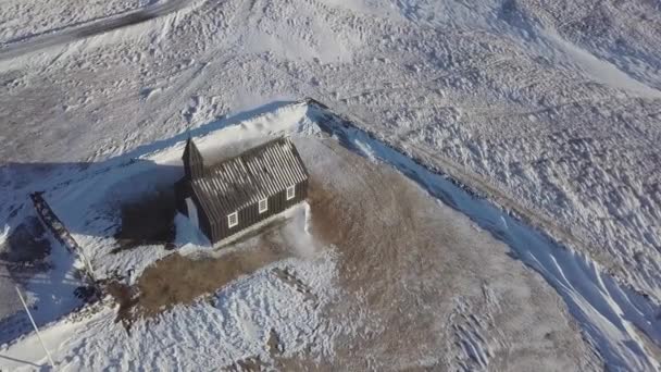 Γραφική Θέα Των Βουνών Στο Χιόνι Και Την Εκκλησία — Αρχείο Βίντεο