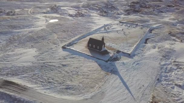 Vista Panorámica Las Montañas Nieve Iglesia — Vídeo de stock
