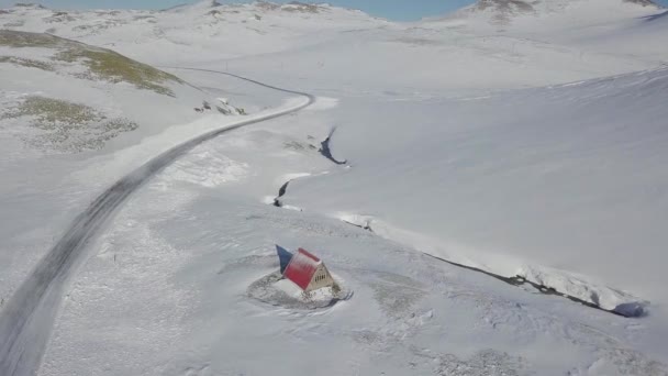 雪と家の中の山の風景 — ストック動画