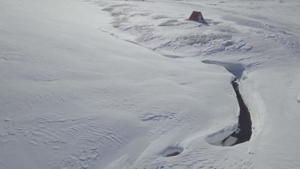 Landschappelijk Uitzicht Bergen Sneeuw Huis — Stockvideo