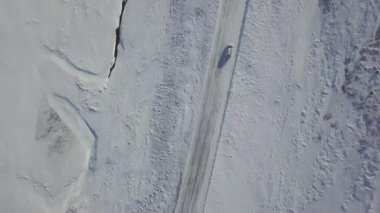 Norveç 'te kış mevsiminde hava manzaralı bir araba sürüyordu.