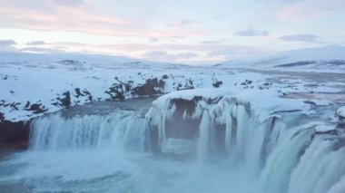 Soğuk bir kış gününde güzel şelale, İzlanda