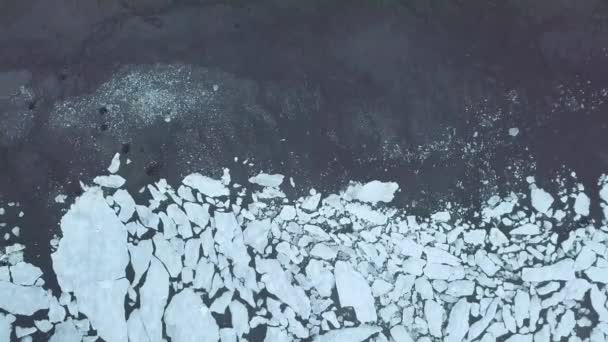 格陵兰或南极洲的自然和地貌 在冰上航行 研究全球暖化现象 研究形状和颜色不同寻常的冰山在船上美丽的午夜阳光 — 图库视频影像
