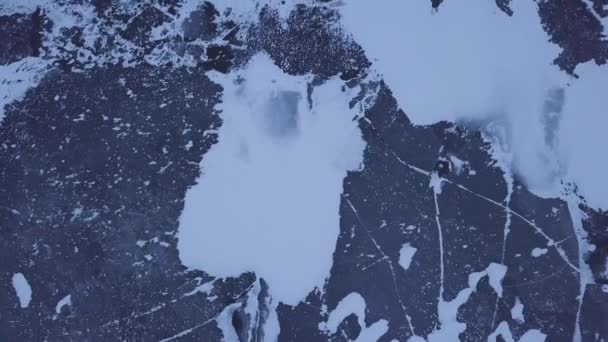氷山ドローンの空中画像トップビュー 気候変動と地球温暖化 グリーンランドのイルリサットのアイスフィヨルドで氷河を融解する氷山 ユネスコ世界遺産に登録されている北極圏の自然氷景観 — ストック動画