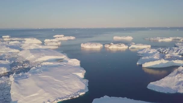 西グリーンランドのディスコ湾には さまざまな形の巨大な氷山があります 彼らの情報源はヤコブスハーン氷河である これは地球温暖化と氷の壊滅的な融解の現象の結果です — ストック動画