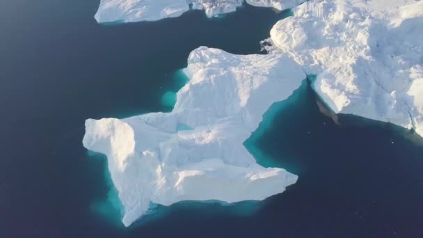 Огромные Айсберги Различных Форм Заливе Диско Западная Гренландия Источник Находится — стоковое видео