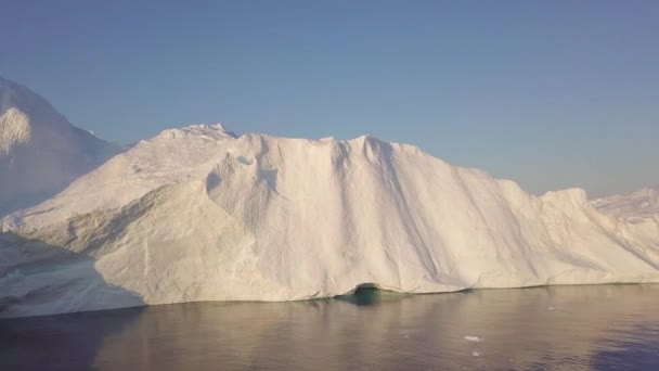 Τεράστια Παγόβουνα Διαφόρων Μορφών Στο Ντίσκο Μπέι Της Δυτικής Γροιλανδίας — Αρχείο Βίντεο