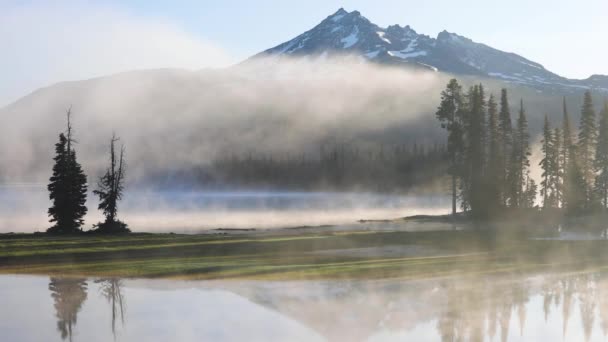 Widok Piękną Górę Jeziorem Mgłą — Wideo stockowe
