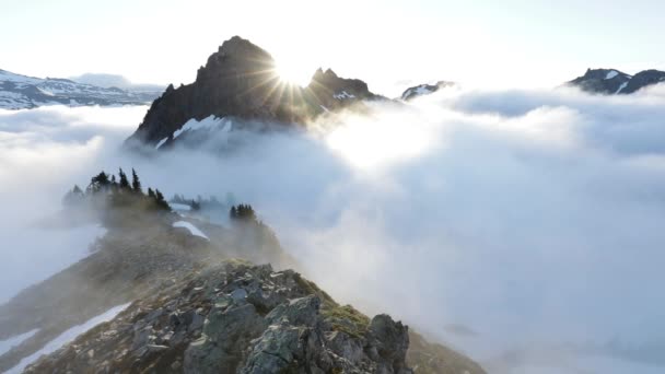 Uitzicht Prachtige Bergtoppen Mist — Stockvideo