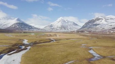 Arkasında dağlar olan güzel bir manzara.