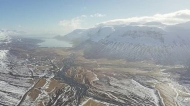 Arkasında dağlar olan güzel bir manzara.