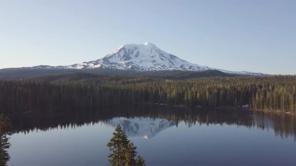 Άποψη Του Όμορφου Βουνού Και Της Λίμνης — Αρχείο Βίντεο