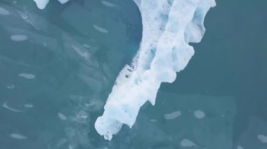 Doğal arka planda büyük buzdağları