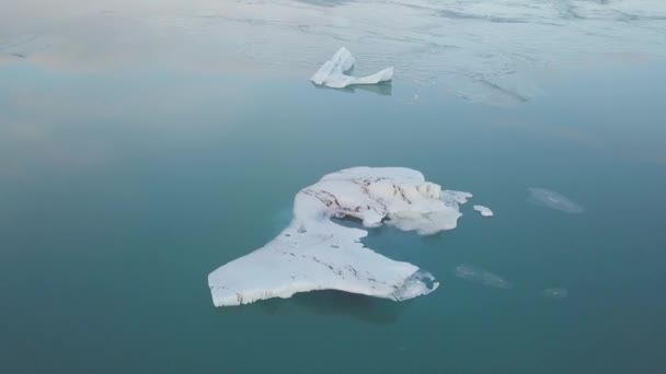 Énormes Icebergs Sur Fond Naturel — Video