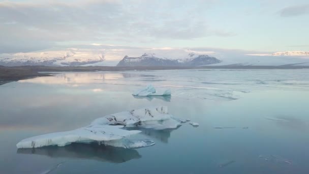 Énormes Icebergs Sur Fond Naturel — Video