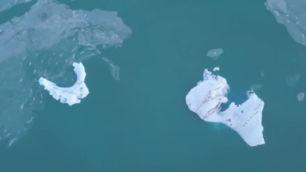 Riesige Eisberge Vor Natürlichem Hintergrund — Stockvideo