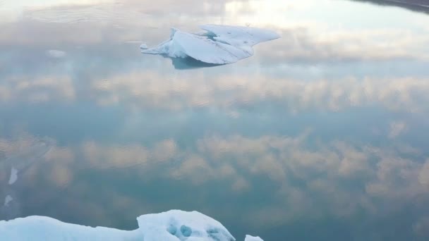 天然背景下的巨大冰山 — 图库视频影像