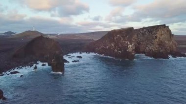 Okyanus dalgaları ve kaya kıyılarına hava görüntüsü