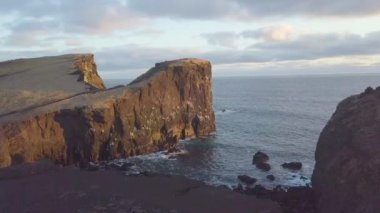 Okyanus dalgaları ve kaya kıyılarına hava görüntüsü