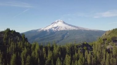 Dağ ve ormanla dolu güzel bir manzara.