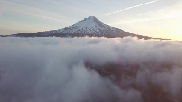 Blick Auf Schöne Berggipfel Und Nebel — Stockvideo
