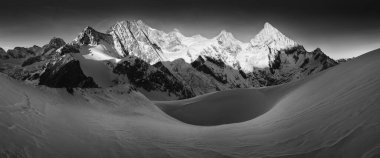 Kışın güzel dağların manzarası