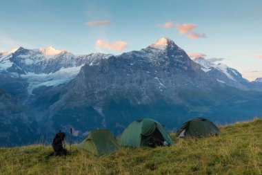 Güneş doğarken Mont Blanc 'ın manzarası ve çadırları. Popüler turist eğlencesi. Resimli ve muhteşem bir sahne. Doğa koruma alanı Aiguilles Rouges, Graian Alpleri, Fransa, Avrupa. Güzellik dünyası.