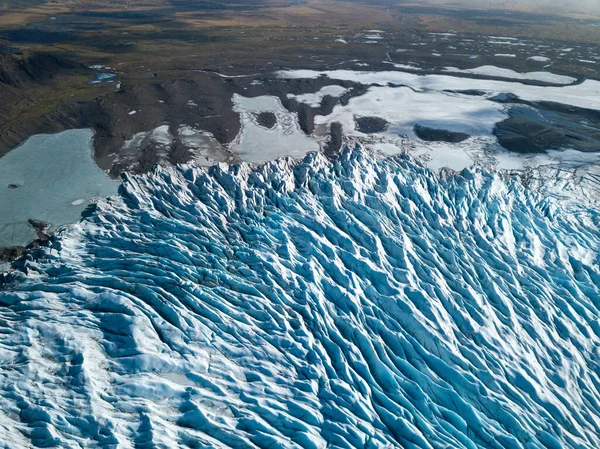 Prachtige Gletsjers Stromen Door Bergen Ijsland Luchtfoto Bovenaanzicht Vloeiende Gletsjer — Stockfoto