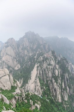 Sarı Dağlar. Huangshan Dağı. Çin 'in doğusundaki Güney Anhui eyaletinde bir dağ sırası..