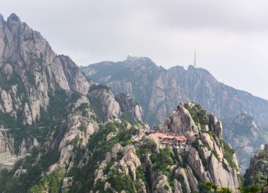 Sarı Dağlar. Huangshan Dağı. Çin 'in doğusundaki Güney Anhui eyaletinde bir dağ sırası..