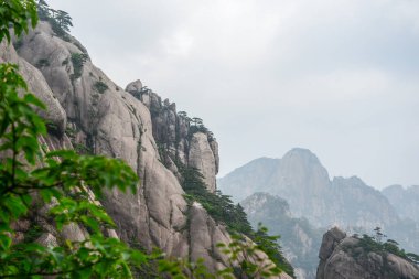 Sarı Dağlar. Huangshan Dağı. Çin 'in doğusundaki Güney Anhui eyaletinde bir dağ sırası..