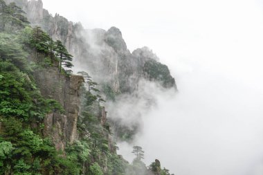 Sarı Dağlar. Huangshan Dağı. Çin 'in doğusundaki Güney Anhui eyaletinde bir dağ sırası..