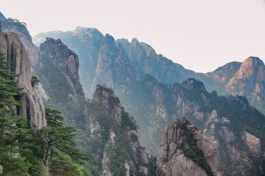 Sarı Dağlar. Huangshan Dağı. Çin 'in doğusundaki Güney Anhui eyaletinde bir dağ sırası..