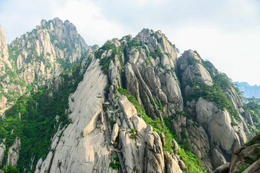 Sarı Dağlar. Huangshan Dağı. Çin 'in doğusundaki Güney Anhui eyaletinde bir dağ sırası..
