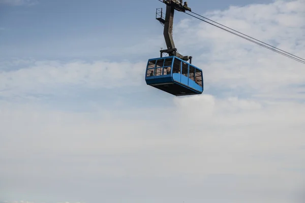 Teleférico en un cielo azul con nubes blancas Fondo. —  Fotos de Stock