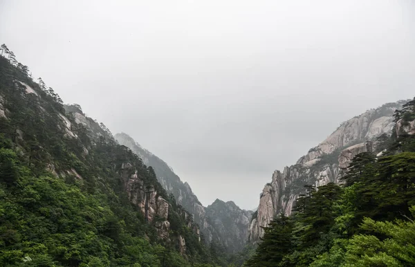 Gele bergen.Mount Huangshan.Een bergketen in het zuiden van de provincie Anhui in het oosten van China. — Stockfoto