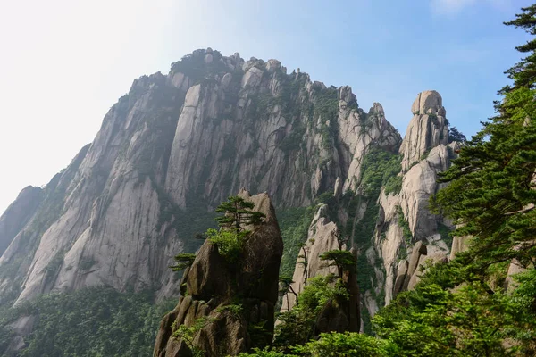 Sarı Dağlar. Huangshan Dağı. Çin 'in doğusundaki Güney Anhui eyaletinde bir dağ sırası..