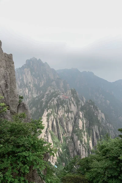 Montañas amarillas.Monte Huangshan.Una cordillera en el sur de la provincia de Anhui en el este de China . — Foto de Stock