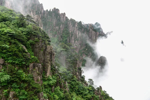 Yellow Mountains.Mount Huangshan.A gama de montanhas no sul da província de Anhui, no leste da China . — Fotografia de Stock