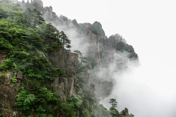 Montañas amarillas.Monte Huangshan.Una cordillera en el sur de la provincia de Anhui en el este de China . — Foto de Stock