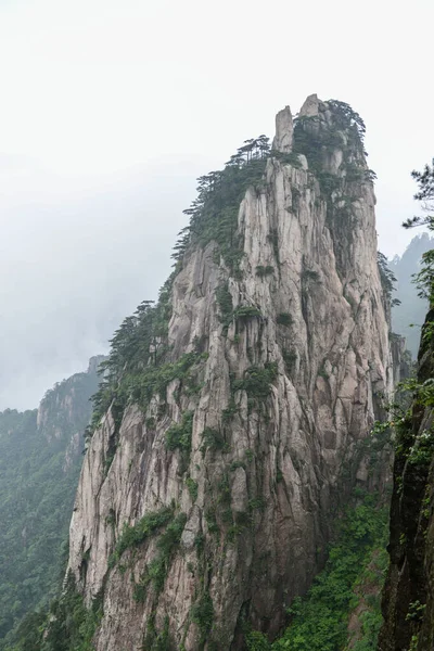 Gele bergen.Mount Huangshan.Een bergketen in het zuiden van de provincie Anhui in het oosten van China. — Stockfoto