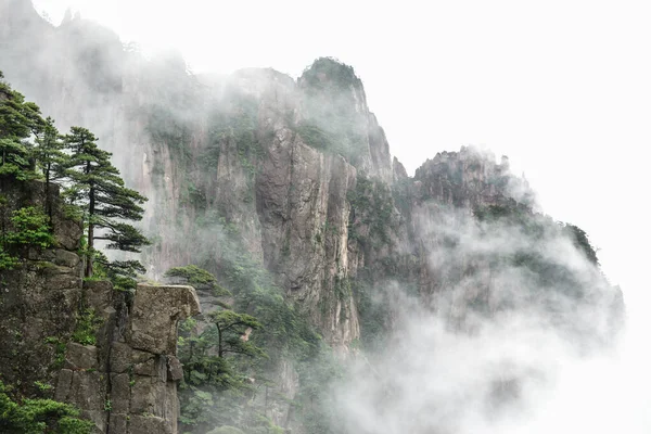 Yellow Mountains.Mount Huangshan.A mountain range in southern Anhui province in eastern China. — Stock Photo, Image