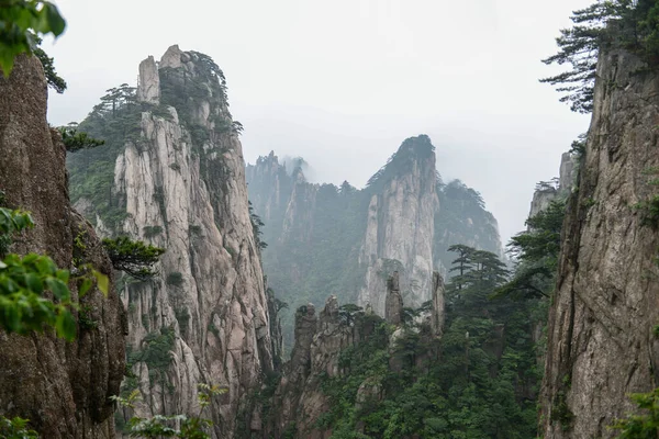 Gele bergen.Mount Huangshan.Een bergketen in het zuiden van de provincie Anhui in het oosten van China. — Stockfoto