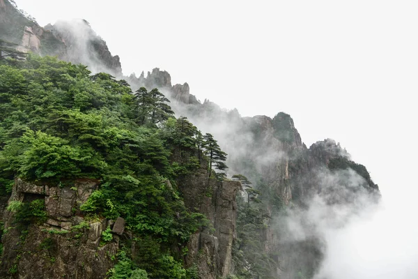 Yellow Mountains.Mount Huangshan.A mountain range in Southern Anhui Province in Eastern China. — стокове фото