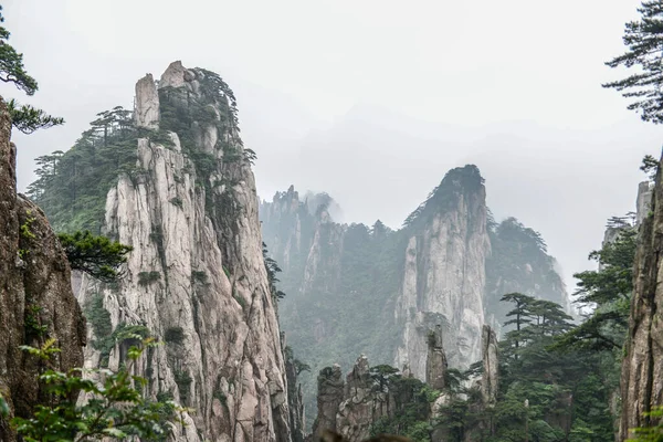 Yellow Mountains.Mount Huangshan.A bergskedja i södra Anhui provinsen i östra Kina. — Stockfoto
