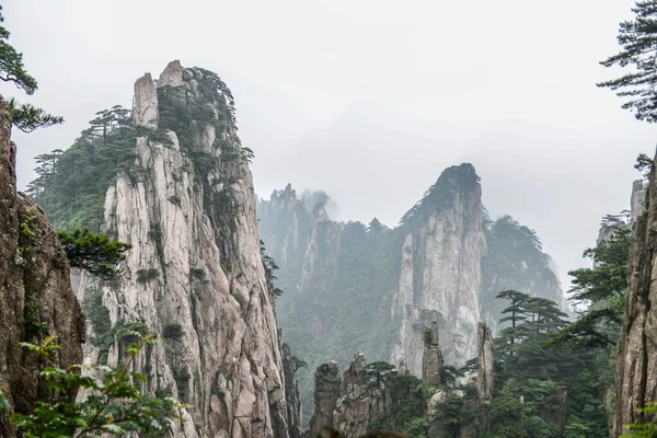 Gele bergen.Mount Huangshan.Een bergketen in het zuiden van de provincie Anhui in het oosten van China. — Stockfoto